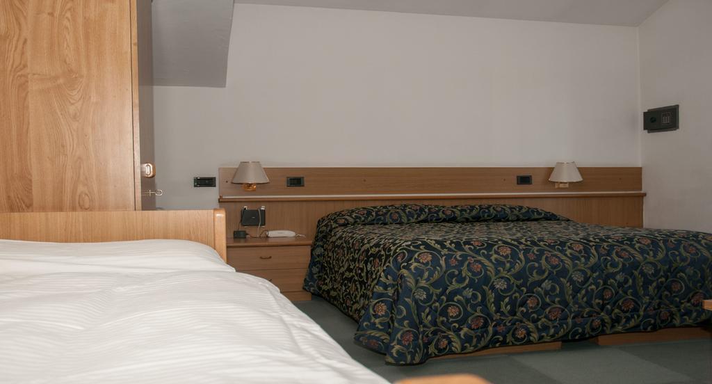 Hotel Ai Pini Vigo di Fassa Exteriör bild
