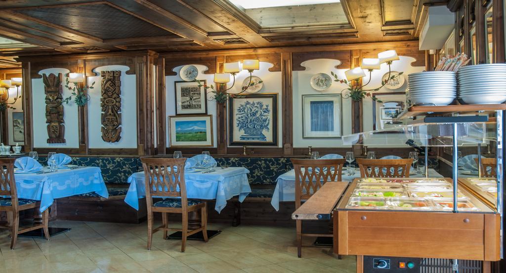 Hotel Ai Pini Vigo di Fassa Exteriör bild